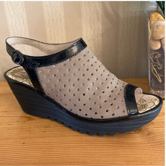 New FLY LONDON Women’s Yile Black/Tan Wedge Sandal Shoes 39 US 8 / 8.5 Peep Toe - Picture 3 of 12